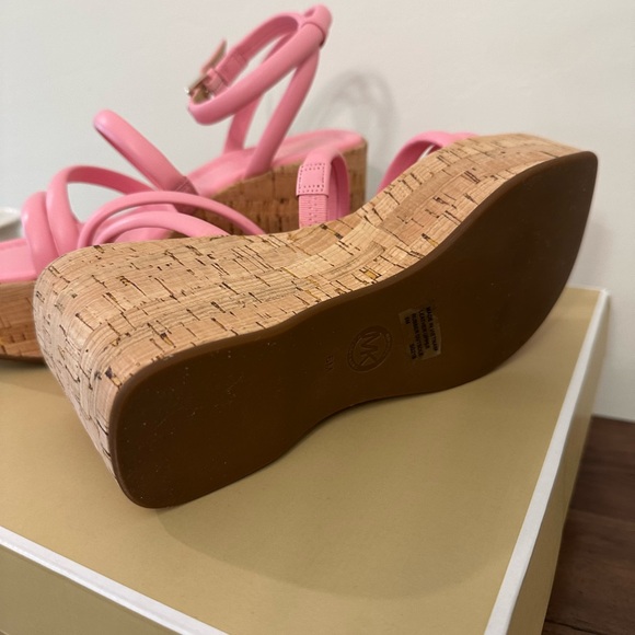 🌸NWOT MICHAEL KORS HAZEL WEDGE SHELL PINK - Picture 6 of 8